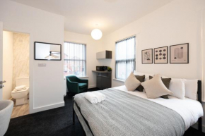 Private ensuite rooms with kitchen access by Irwell Stays
